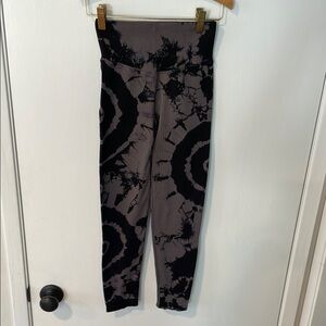 PINK Victoria's Secret Black and Gray Abstract Leggings